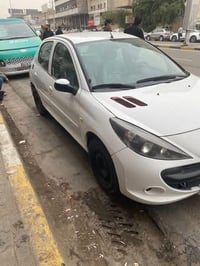 ٢٠٦+٢٠١٢ سيارة مكينة كير كلج جديد بس مشكلة بيهة الدشبول طافي والله ماع...