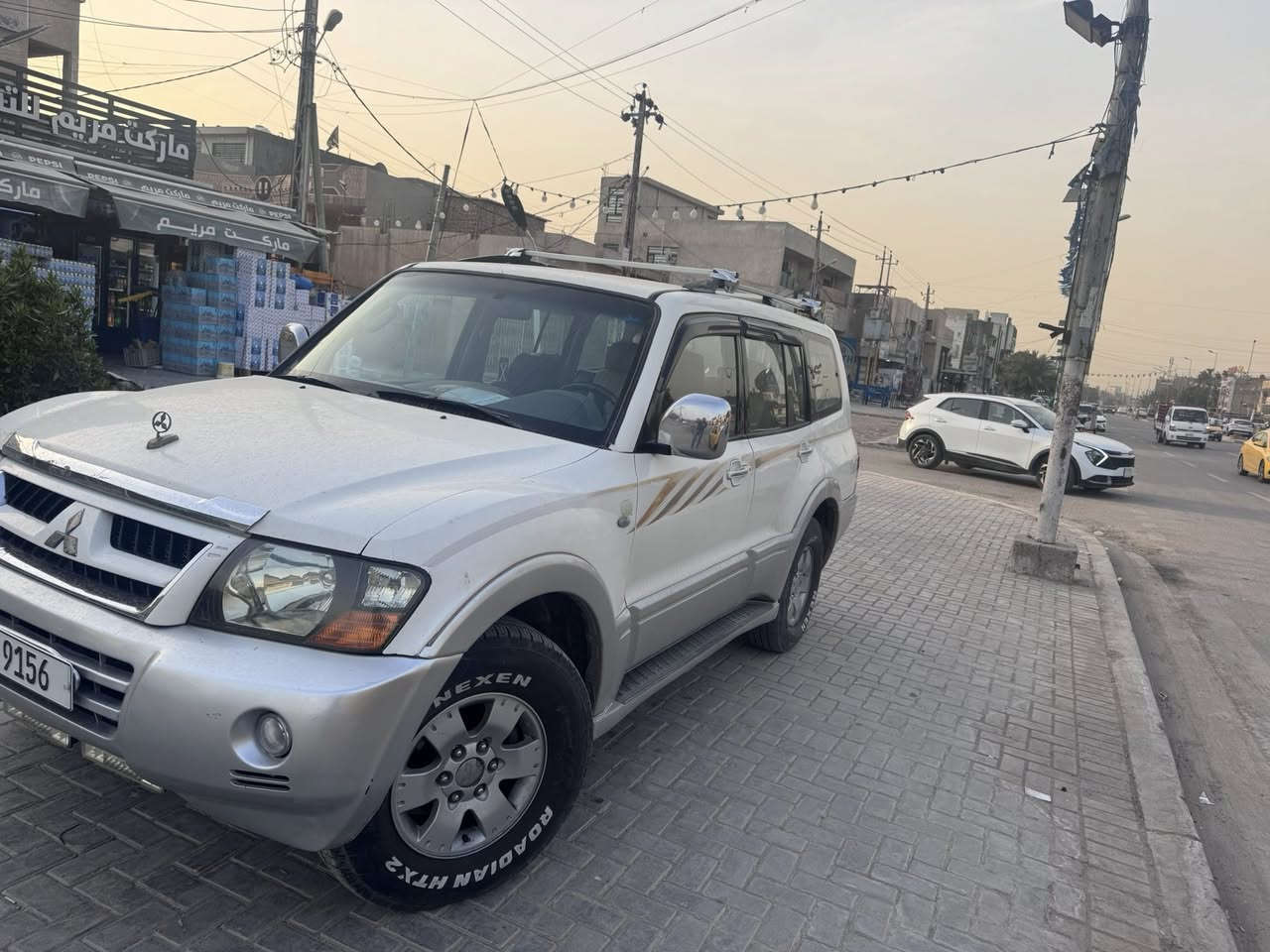 باجيرو ٢٠٠٧ بدون حادث خليجيه
مكينه ٣٥٠٠ السياره حلوه ونظيفه بدون صبغ كير ومكينه مكفولات صدر امامي خلفي جديد تخم تايرر جديد اصلي مري كهرباء السياره يرادلها بس بوليش غير هذه كلشي مينرادلها  السياره رقم بغداد رباعي بأسمي  

  قليل لتقارن سعرها ب لمهجومات سعرها ١٠٥ وبيها مجال مكاني بغداد الدوره شارع ستين
***********
