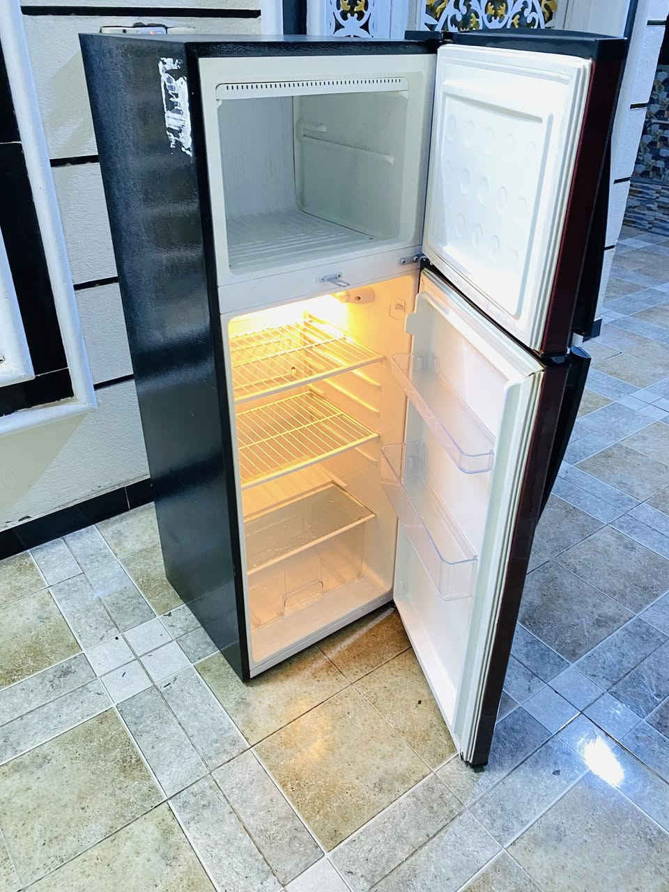 موجوده ثلاجه حجم وسط نوع رويال مستخدمه قليل ونضيفه جدا ومفتاح قفله بيها وشغاله عالفحص وضمان ماداخله تصليح مكانه المحاويل


**إذا كنت صاحب هذا الإعلان وتريد حذفه لأي سبب، رجاءا أرسل رسالة إلى الدعم الفني**