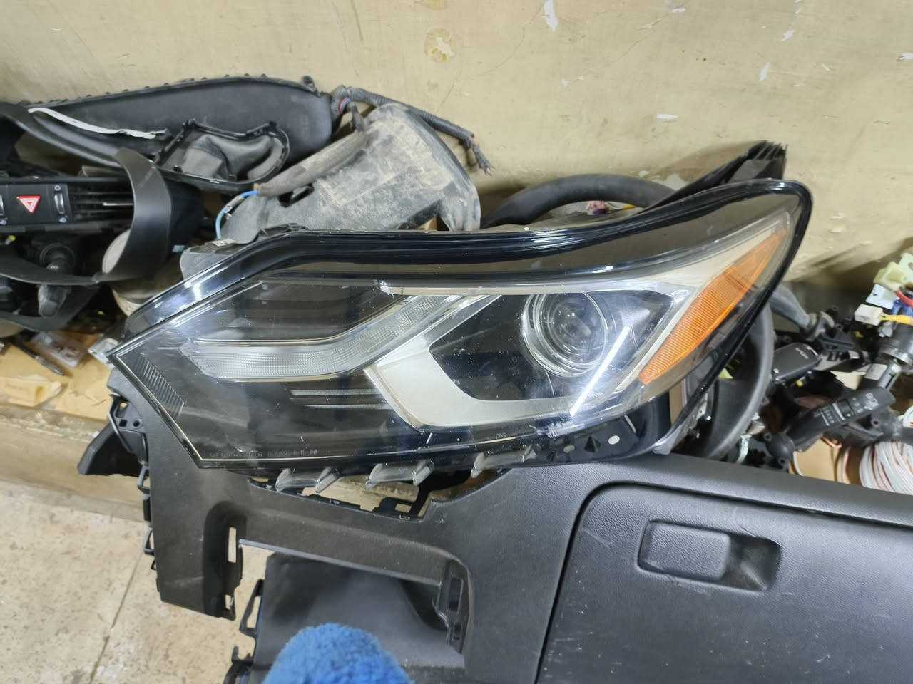 السلام عليكم مازده تفصيخ أصلي لايت زنون أصلي صفحه الأيسر للبيع مع مرايه جانبيه إلي يحب يتصل***********
