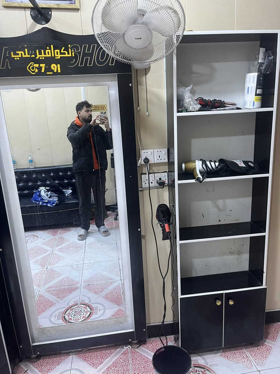 الفاترينه والمرايه الزوج الاثنين ب٥٠ الف
البصره للتواصل ***********
