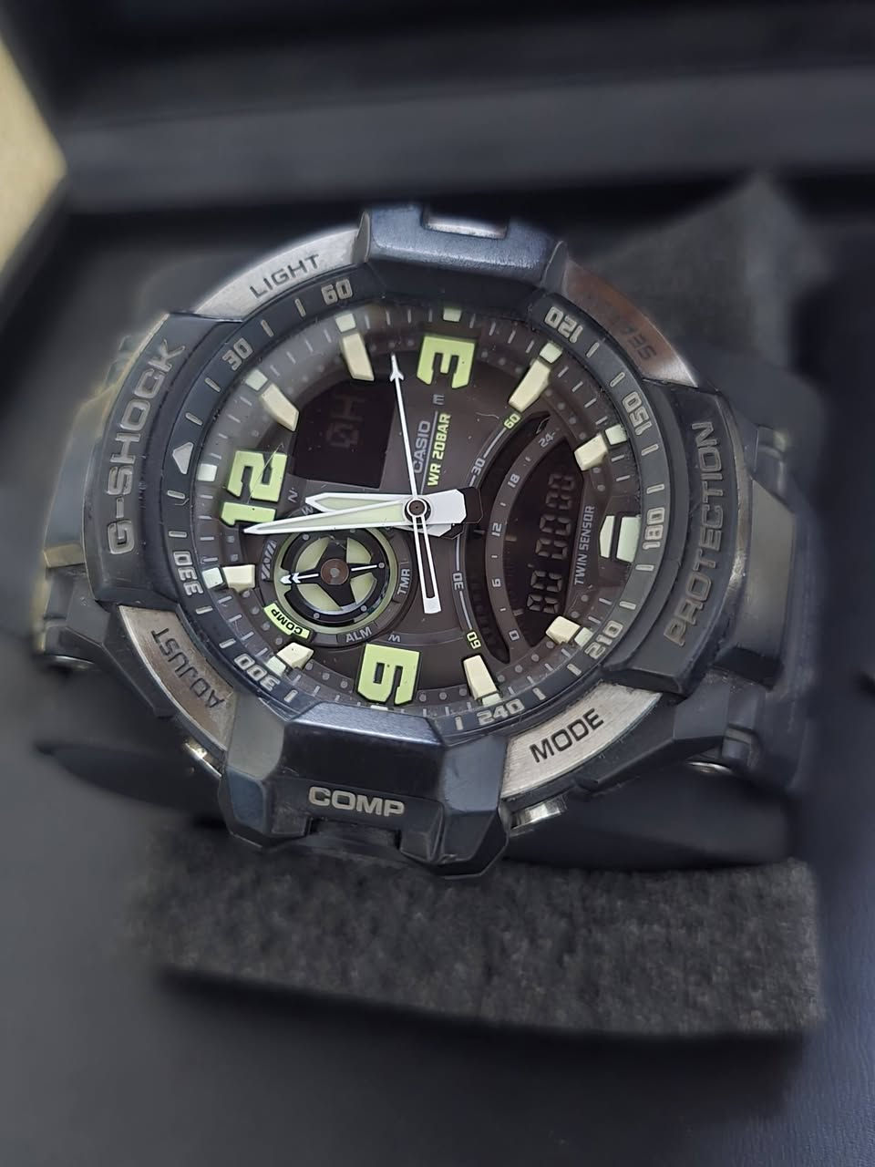 ساعة كاسيو جي-شوك ​​جرافيتي ماستر GA-1000-1BDR جي 
مستشعر مزدوج 
ياباني اصلي مواصفات عديده 
بوصله حراره  
اناره شمعه
اميال وارقام فسفوري 
سير اصلي

١٥٠ دولار 
المكان أربيل يوجد توصيل 

واتساب  ***********

