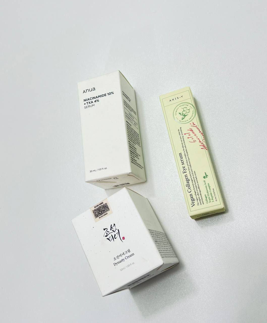 مجموعة عنايه منتجات كورية 
تتكون المجموعة من  كريم مرطب – Beauty of Joseon
🔹 غالباً هذا كريم مرطب بخلاصة الأرز أو مكونات تقليدية كورية.
🔹 الفوائد:
ترطيب عميق للبشرة
تفتيح وإعطاء نضارة
يهدئ البشرة الحساسة
مناسب للبشرة الجافة والمختلطة
🕒 يُستخدم كآخر خطوة بالروتين الصباحي أو الليلي.

2️⃣ سيروم للعين – AXIS-Y Vegan Collagen Eye Serum
🔹 سيروم مخصص لمنطقة تحت العين.
🔹 يحتوي على كولاجين نباتي + ببتيدات.
🔹 الفوائد:
يقلل الخطوط الرفيعة
يشد منطقة العين

3️⃣ سيروم انوا  تفتيح وتنظيم دهون – Anua Niacinamide 10% + TXA 4%
🔹 يحتوي على:
نياسيناميد 10% (لتقليل المسام وتنظيم الدهون)
ترانكساميك أسيد 4% (لتفتيح التصبغات)
🔹 الفوائد:
يقلل الحبوب وآثارها
يوحد لون البشرة
يعطي إشراقة واضحة @إشارة @الجميع


**إذا كنت صاحب هذا الإعلان وتريد حذفه لأي سبب، رجاءا أرسل رسالة إلى الدعم الفني**