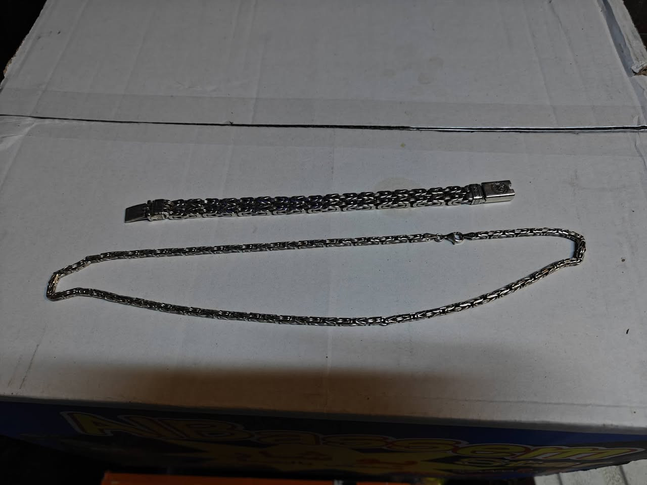 سلام عليكم 
فضه عيار 925
108 غرام 
سوار 57
كلاده 51 
3250الغرام


**إذا كنت صاحب هذا الإعلان وتريد حذفه لأي سبب، رجاءا أرسل رسالة إلى الدعم الفني**