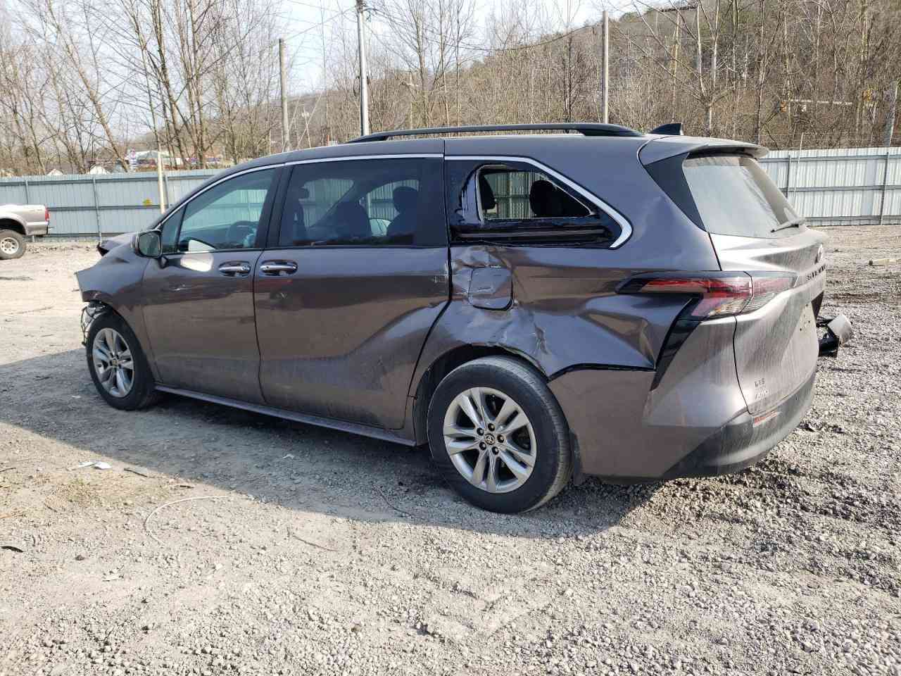 السلام عليكم ورحمة الله 
تويوتا سيينا 2023 هايبرد 
ماشية 55،000 كيلو متر
مواصفات XLE
محرك 4 سلندر 2500
حساسات امامي و خلفي و بريك طوارئ 
رادار متفاعل محافظة على المسار و تحديد المسافة 
النقطة العمياء
كامرة خلفية 
شاشة كبيرة Apple car play و android auto 
هاندبريك كهربائي و اوتوهولد و وضعيات قيادة 
نظام صوتي JBL 
فتحة سقف 
ابواب سلايد كهربائية و الباب الخلفي كهربائي و ايضاً فتح بحركة القدم 
مقاعد جلد 
سبير موجود 
لايتات و كشافات LED
تبريد قطعة امامية مناخين و قطعة خلفية مناخين 
شواحن USB و Type-C 
كرسي السائق و المرافق حركة كهربائية 
ويل كب كروم قياس 18
بردات خلفية 
حادثها  بنيد و جاملغ و دعامية مبدلات جدد و مصبوغات و الجاملغ الخلفي مصلح و مصبوغ صور الحادث بالمنشور 
فقط ايرباك سيترن و ركبة طاگات 
بيها ملاحظات بالتطبيگ لكن ماعندي وقت أكملها و محتاج فلوس 
السعر 275 ورقة و بيها مجال بسيط 
مكاني بغداد / العامرية 
للاستفسار اتصال أو واتساب / ***********
