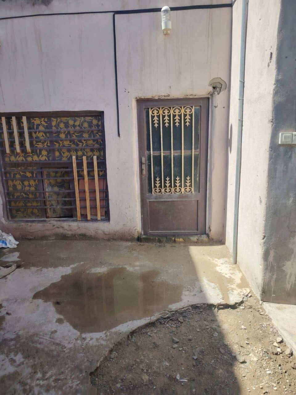 بيت لبيع مساحته 100 متر  السعر 13 مليون وبي مجال قليل مكانه كوفه شارع المعمل شارع السبيس لبيع او مراوس رقمي ***********
