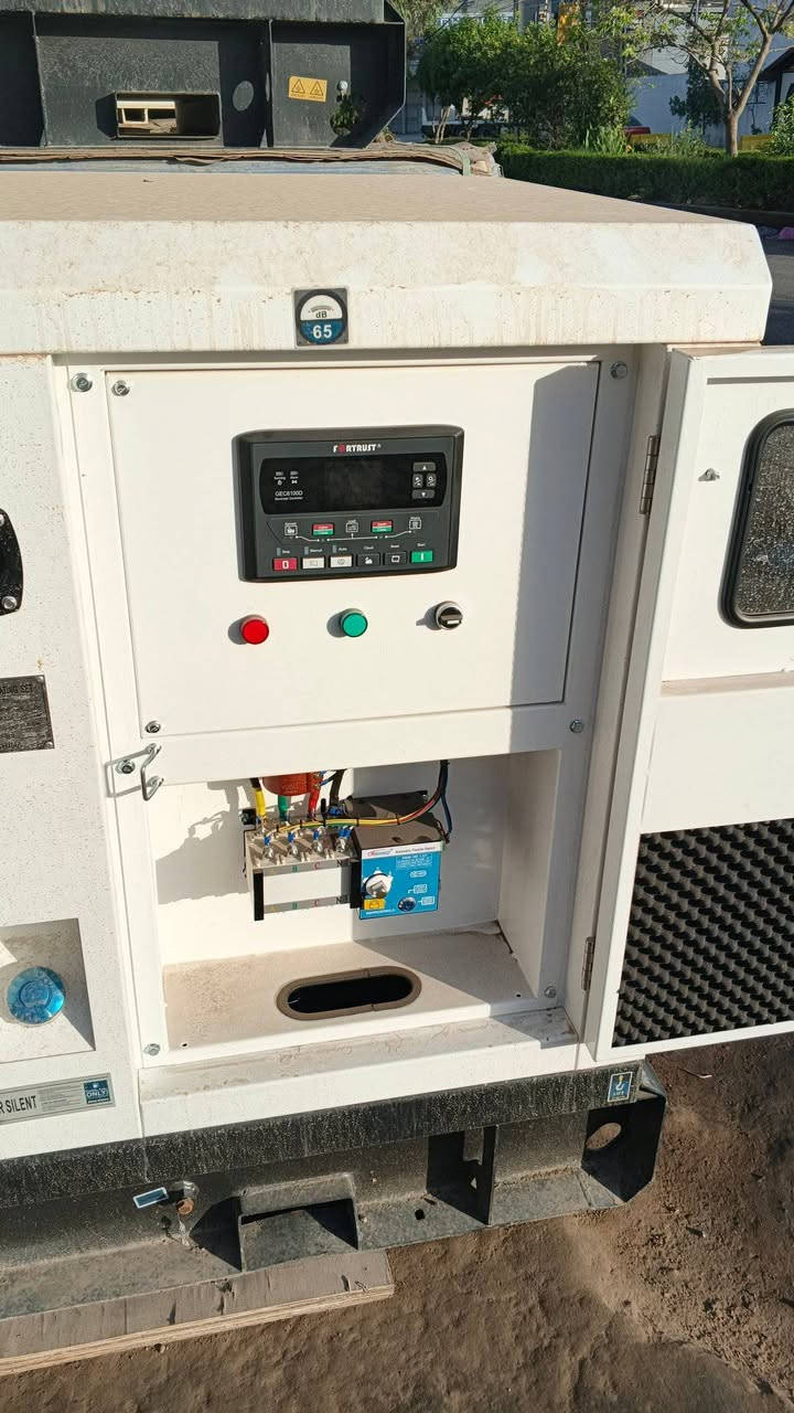 مولدة قدرة 50KVA محرك ريكاردو كاتم 
(كل الأحجام أتوفرت الحمدلله) وبأنسب الأسعار

1 حجم المحرك 4بستم 
2 رأس التوليد ستام فورد بريطاني 🇬🇧 معمل الصين نحاس 
3 مع جهاز ATSتشغيل واطفاء ذاتي 
4 سوبر جارج 
5 مع شاحن بطارية 
6 مروحة 10 طبقات 
7 نضام حماية متكامل 
8 تبريد ماء راديتر 4سراوات حجم كبير 
9 مع خزان داخلي حجم 80لتر 
10 ضمان 1سنة أو 1000 ساعة عمل 

#متوفر توصيل جميع المحافضات 

#للأستفسار والحجز الأتصال 
*********** واتساب 📞 

#العنوان الكرادة ساحة 52 مقابل مسبح الأرثوذوكس 

الأحجام المتوفرة 
25 kva
30 kva
37 kva
50 kva
60 kva
80 kva
100 kva
125 kva
187 kva
250 kva
375 kva
500 kva
625 kva
