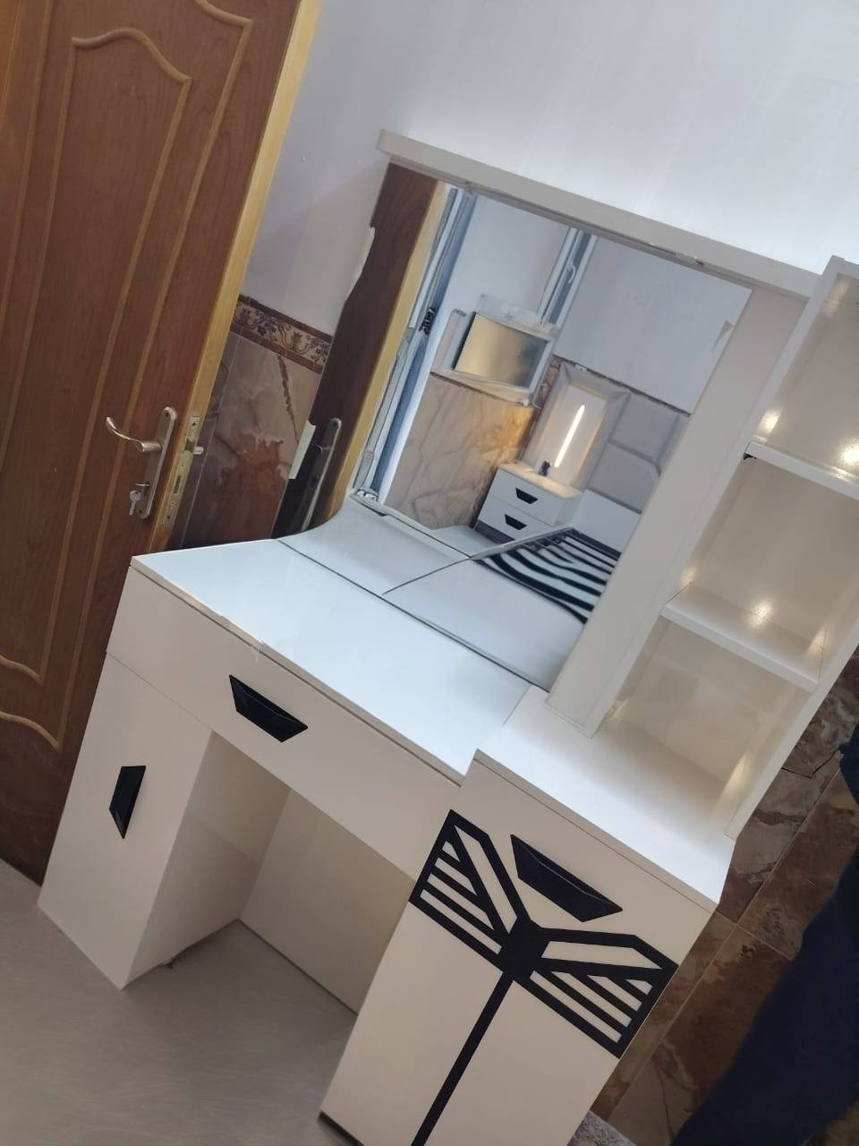 السلام عليكم
غرفة تركية للبيع 8 قطع 
جرباية 
ميز جرباية 2 
جرارات 
ميز مراية 
كنتور 3 باب 
كرسي مراية 
طابورية 

استعمال 11 شهر فقط 
ب 800 وبيهه مجال 
حي الامام علي ***********
