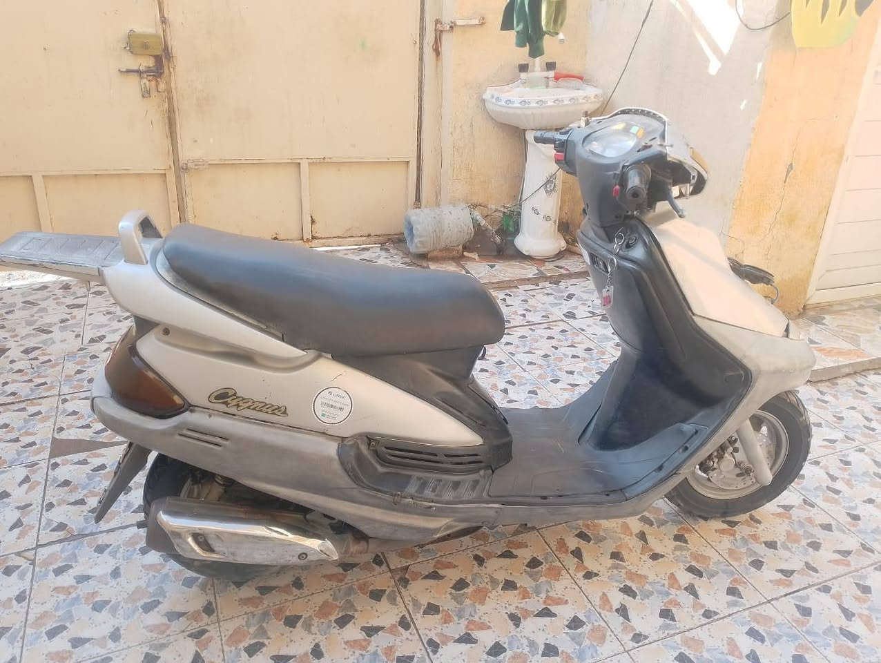 السلام عليكم عندي دراجه ميه ياباني للبيع نقص كابريتر وبيها نضوح بالمكينه تخم تاير كهربائيات كامله وباتري جديد مابدل شي بس الكيلو متر مال عداد مبدل ومكينه   بلاديه السعر 300 وبيها مجال الرقم ***********
