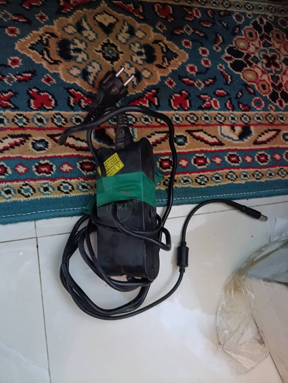 السلام عليكم عندي لابتوب قديم نظام ضارب ماكدرت اشغله ابيع على وضعه 
مواصفاته: Dell Latitude E6510.
المواصفات الأساسية (تقريباً حسب هذا الموديل):
المعالج: Intel Core i5 أو i7 جيل ثالث او ثاني
الرام: من 4GB DDR3
كرت الشاشة: Intel HD أو NVIDIA NVS 3100M
الشاشة: 15.6 بوصة
التخزين: HDD 500
المنافذ: USB، VGA، DisplayPort، LAN

مشتري قبل سنه 120ابيع 90قفل قفل مكاني ناصريه شطره مستعجل جدا جدا على بيع 
اكرر موصفاته طلعته على ذكاء الاصطناعي ماعرفله حولت بلي وتركت چنت اشغل على بوبجي وفورتانيت ومحاكي بلي 2 رقمي***********(توصيل ماعندي لو كدرت ادبرلك
