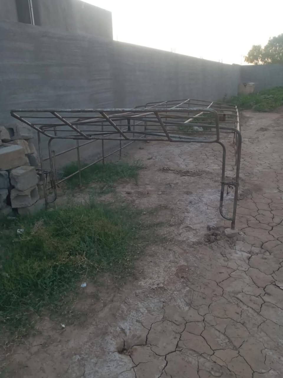 سلام عليكم للبيع سقيفه كنتر  ارتفاع90سعره 275وبيه مجال. تانكي ماء 50،صندوق عده 85،ثلاجه جلال الحداد 160الف كامله مكان بغداد التاجي  ***********اثير كورك ***********
