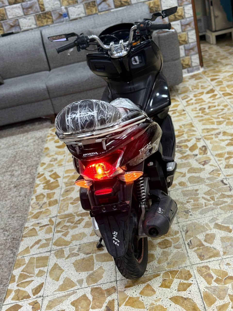 السلام عليكم للبيع دراجه pcxجيل اول   ياباني اصلي مكينه 150 دراجة مال رمبه ماخذها رمبه الدراجه على ايدي 
الاصلي دراجه جديده مال جناي
الاصلي دراجه كامله أستان كهربائي حساس ازدحام ٢ دراجه جديده الدراجه مكينه لوك برغي ممفتوح بيهه شلعا معدل خير من اللّٰه دراجه تكول جديده بمعنئ الكلمه واحلا من الصور دراجة مكينه مكفوله اي نقص مابيه
السعر مليون و350   وبيه مجال 
اي استفسار*********** بغداد الصالحيه بغداد, العراق
