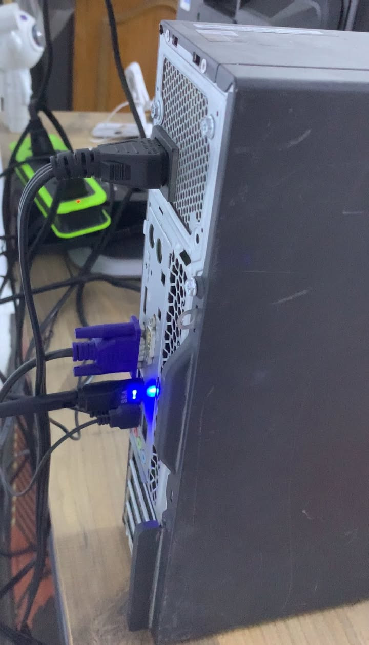 سلام عليكم شباب حاسبة كاملة ذاكرة 500  اللعاب اولاين وياها شريحة نت وياها ثنين كيبورد وياها سماعة وياها باد ماوس وياها الميز حاسبة حلوة ونضيفة رايدها بـ130 رقمي *********** متواجد واتساب وشريحة مكاني بغداد مدينه الصدر
