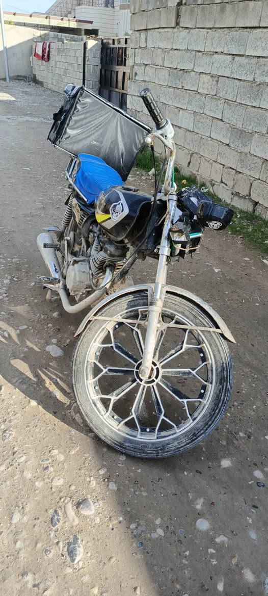 السلام عليكم ورحمة الله  شلونكم شباب
الدراجه للبيع  مكفوله كامله وشغاله كلشي مابيها احتاجيت فلوس واريد ابيعها وبيها سلف بس ينربط شغال كلشي مابي اني جاي اشتغل بيها دلفري بس هسه محتاج الفلوس واريد ابيعها ويل امامي موديل 2025.والخلفي البلادي والدراجه حيل نظيفة مالكم علاقه بل صوره لان الموبايل كامرتو تعبانه 
الشرايي ايراسلني ويتدلل مكاني تكريت السعر 300 وبي مجال للشراي /رقم صاحب الدراجه  *********** (***********موجود واتساب وموجود اتصال وهلا بيكم
