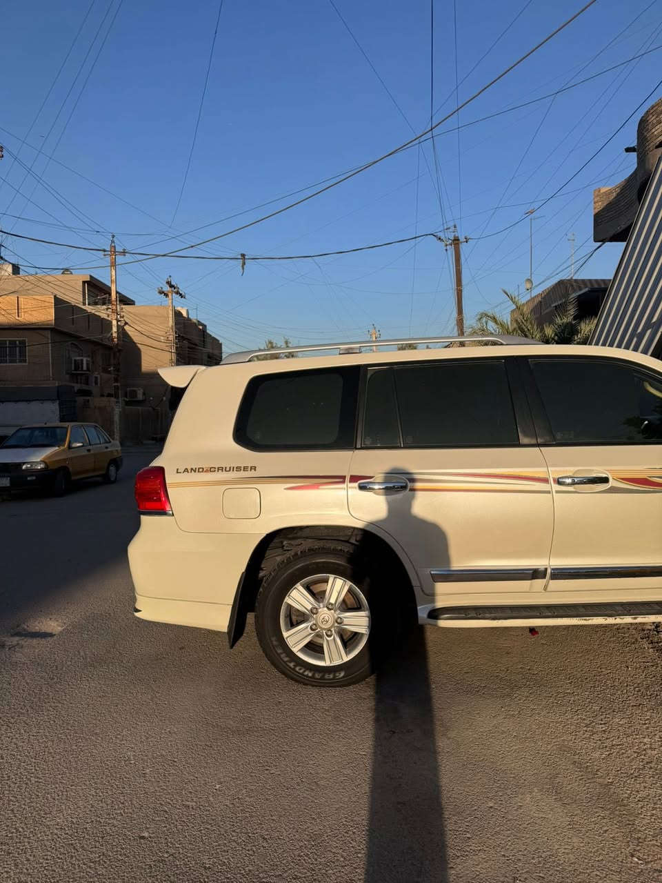 السلام عليكم لاند كروز موديل 2013بريم ماشية 160 الف مكفولة من كلشي بيها بس صبغ بل الداير الخلفي شيء بسيط وشخوط بسيطة رقم بغداد مكان السيارة بغداد الجديدة الاتصال ***********
