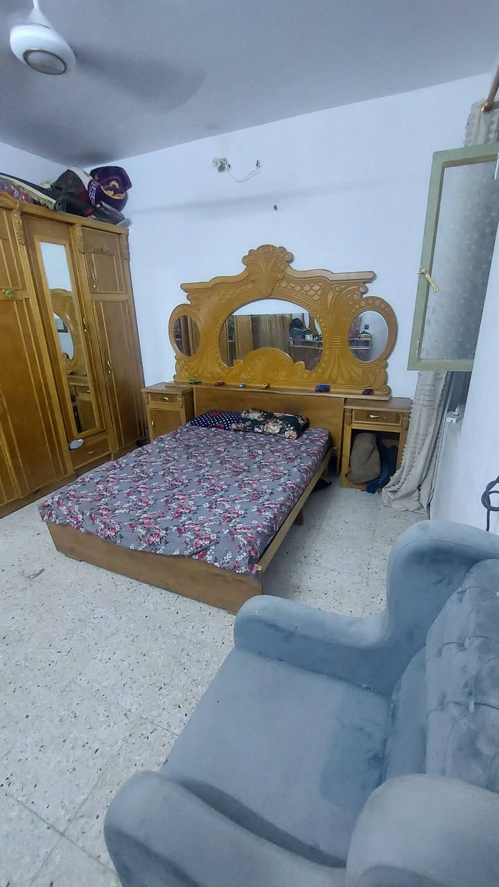السلام عليكم  غرفه اخشب  شغل  عراقي  لبيع غرفه  داخل وخارج صاج  بيعا نقص قليل   
سعرها ٥٠٠  وبيها مجال بسيط  العنوان العبيدي  حي الرئاسه شارع ٢٠ الاستفسار  ***********
