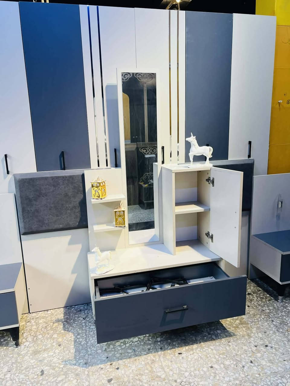 غرفة نوم مستعملة🇹🇷
موديله حديث 💥
 نضافة90 ٪💯
عدد القطع / 5 
نضام / أبواب 💢 
سعرها / 475 قفل 💸
شد ونقل داخل بغداد مجاني🚛
يوجود توصيل محافضات 🚛


**إذا كنت صاحب هذا الإعلان وتريد حذفه لأي سبب، رجاءا أرسل رسالة إلى الدعم الفني**