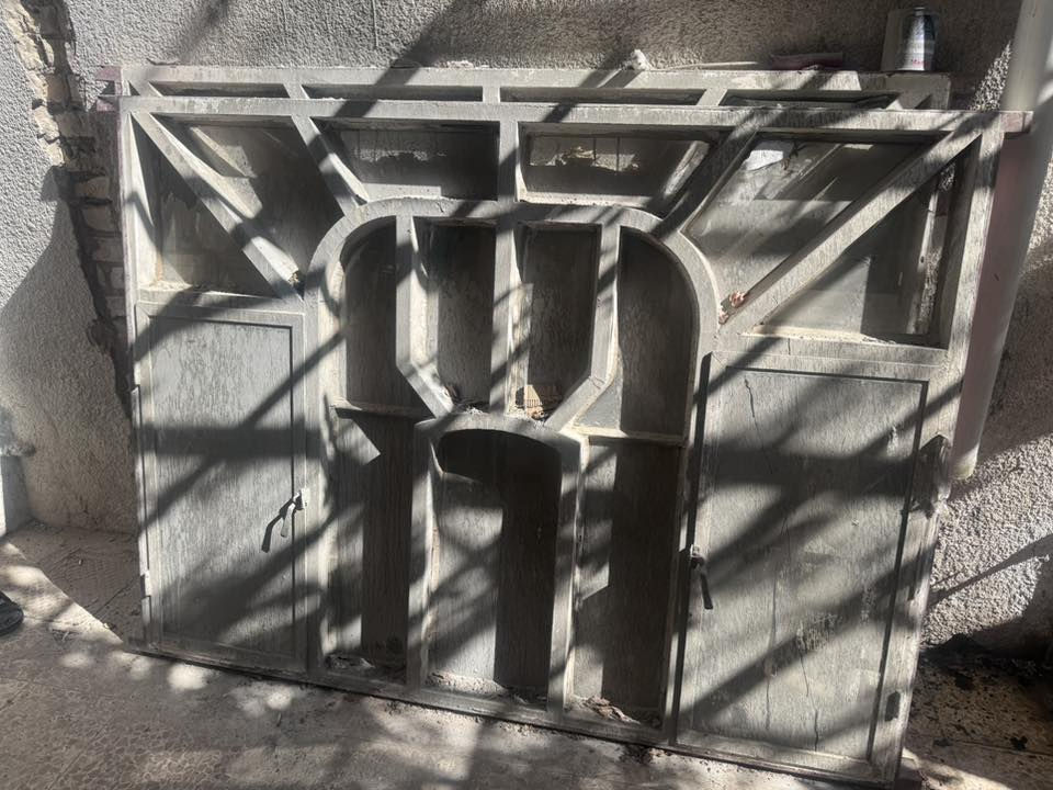 السلام عليكم 
شبابيك حديد ثقيل عدد ٢ مترين بارتفاع متر ونص 
بيبان خشب ثقيل مع الجرجوبه عدد ٢ كلش نظيفات 
باب حديد وجام ثقيل 
كلهن ب٥٠٠ الف وبيهن مجال 
مكاني حي اور 
***********
