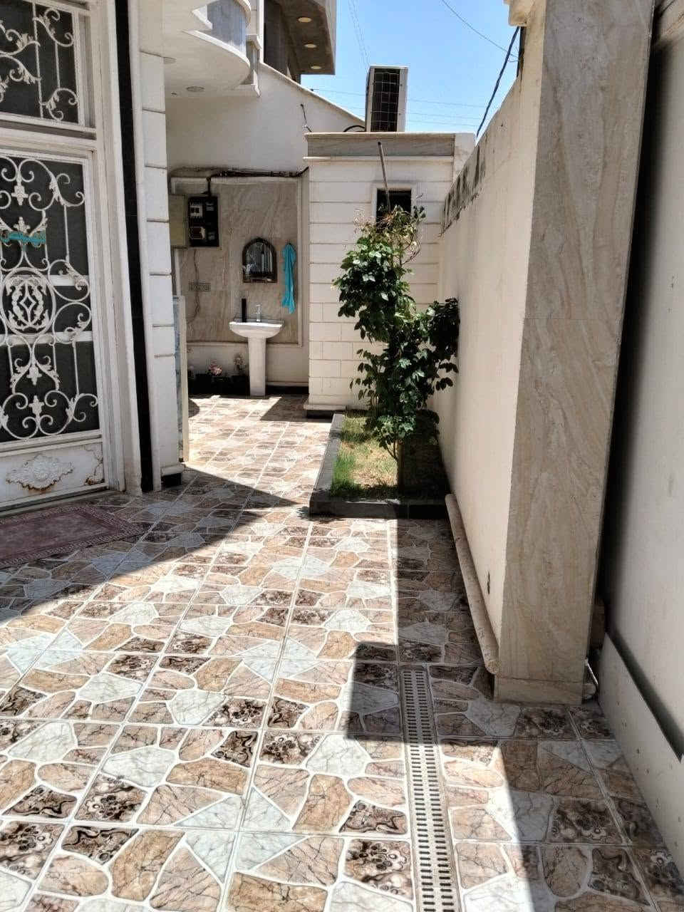 اعلان دار للبيع /🚩

دار للبيع طابو صرف المساحة 200 متر /طابقين 
🏛️ 
العنوان حي الحضارة ثاني فرع عن الشارع 20 /

كونكريت مسلح بناء 2023 /🏛️ ✨ 

الطابق الأول /
كراج سياره كبير
استقبال كبيره
صاله مطبخ حار بارد
غرفه نوم عدد 1
صحيات داخليه وخارجيه/🛁 

الطابق الثاني
صاله وغرفه عدد 3
مع سويت صحيات 🛁 
الأرضية مرمر بورسلاين تركي
منظومة كاميرات مراقبه
منظومة سبالت❄️ 

مراجعة مكتب قصر الباشا للعقار /🚩 

العنوان المكتب شارع أسواق طيبه /🚩 
مجاور أسواق دجله

مكتب احمد الشمري للأستثمار وتطوير/🏗️ 
 العقاري

⏰ الاشتراك متابعه 🚩 الصفحه /👉 
🛑 تجدون أكثر العروض  /👌

الاتصال على الرقام التاليه /

( *********** )  👉📞

( *********** ) 👉 📞
