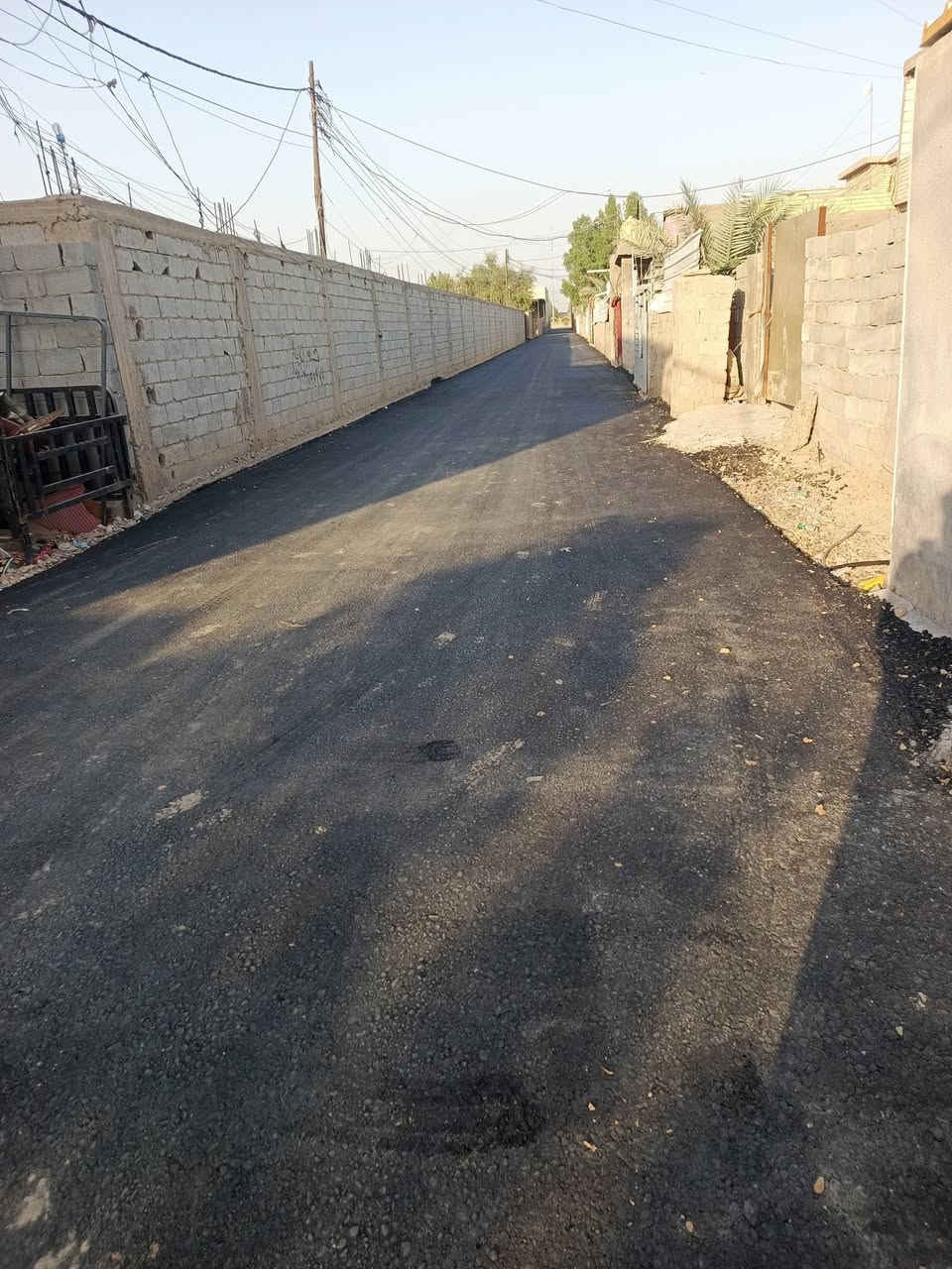 سلام عليكم بيت للبيع 400متر طابو زراعي يتحول بسمك بي بيتين البيت الاول بي3غرف نوم مضيف هول مطبخ  البيت الثاني 2غرف نوم وهول ومطبخ كله صب فقط هذني مضيف وراه غرفه ساندويج مثل ما موضح بل صوره خدمات ماء كهرباء تبليط مولد ذهبي مكان محموديه حي بلال وره المحطه الدليمي يبعد عن شارع العام 100متر سعر 125وبي مجال ***********//*********** ما متواجد عل فيس تصل وبيك خير وتدلل
