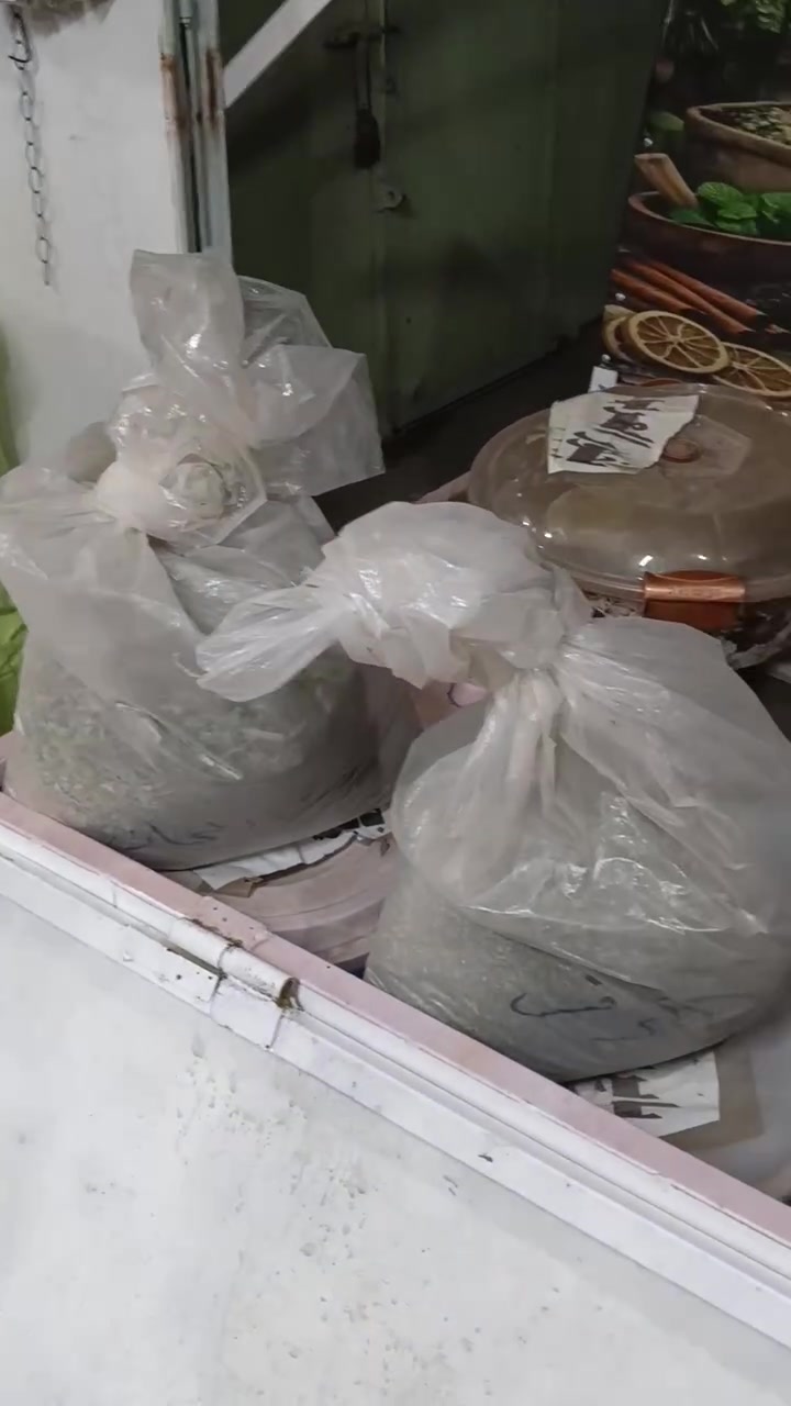 السلام عليكم اخوان العزاء محل عطاريه البيع هوه ملحقاته كامل مكمل من كل نواحي أنواع العشب الي يريد يشوف محل العنوان حي المعلمين الجديد رقم فاتف ***********
