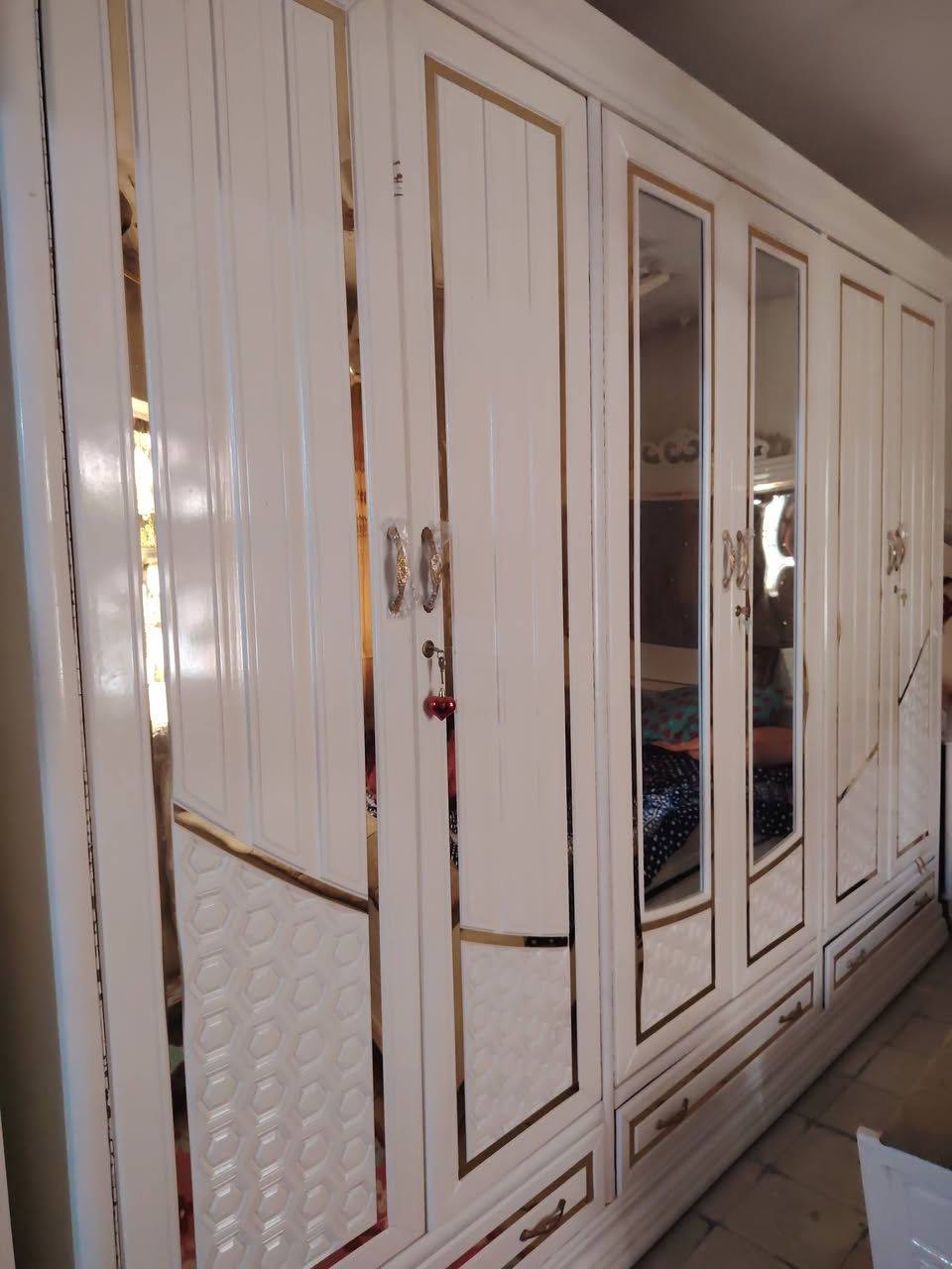 السلام عليكم غرفة نوم عراقية استعمال قليل تصميم تركي للبيع لظيق المكان السبع ابكار *********** مليون ونص بيها مجال شي قليل
