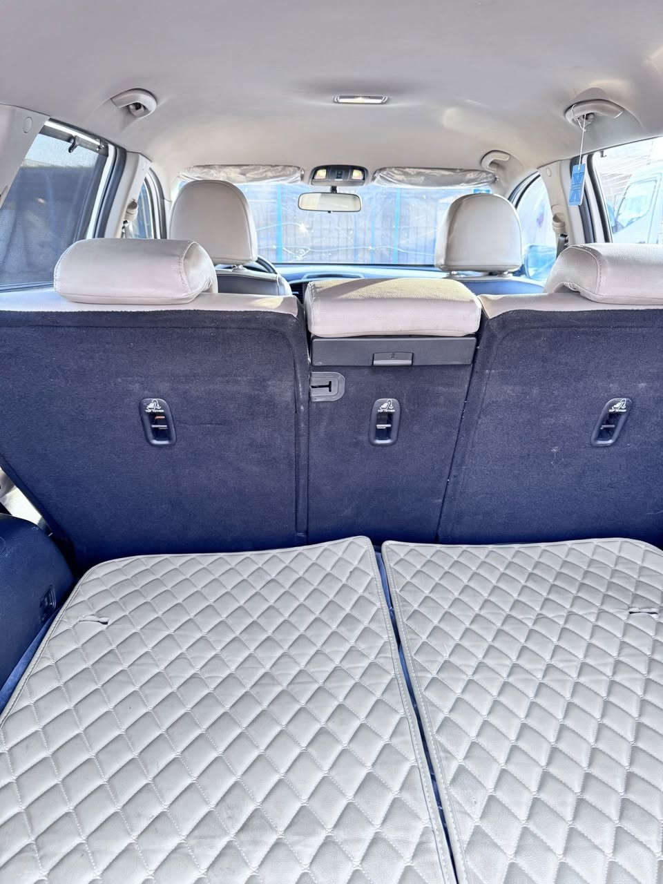 سلام عليكم سورنتو 18 شكل ال 20 للبيع مواصفات معروفة ماشية 148وقابل للزيادة 
تخم تاير جديد محرك بلادي مامفتوح سيارة مامفتوح بيهة شي بسمي سنوية الى 28 الشراي يتصل سونار موجود بيهة بس بارد بدون قطرة صبغ 
هاذ رقمي ***********سعر 245وبيهة مجال بيع فقط بدون مراوس مكاني بغداد
