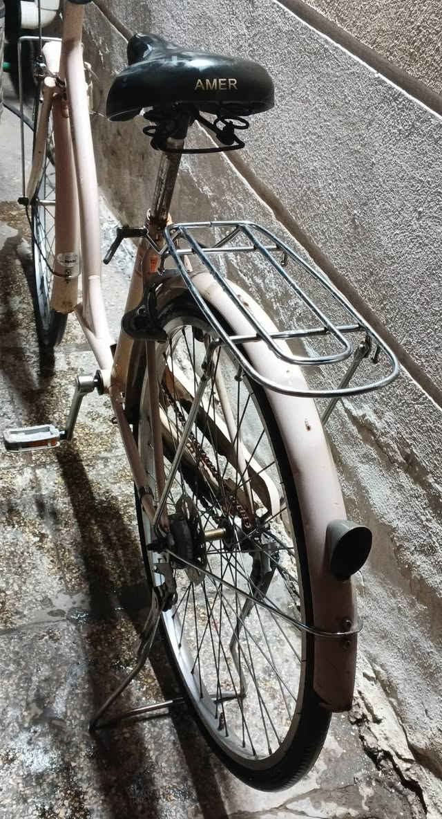 السلام عليكم ورحمه الله وبركاته 
بايسكل بناتي ياباني حجم 28
بس التاير الخلفي بي بنجر 
للبيع السعر 80 وبي مجال 
مكان بغداد العامريه


**إذا كنت صاحب هذا الإعلان وتريد حذفه لأي سبب، رجاءا أرسل رسالة إلى الدعم الفني**