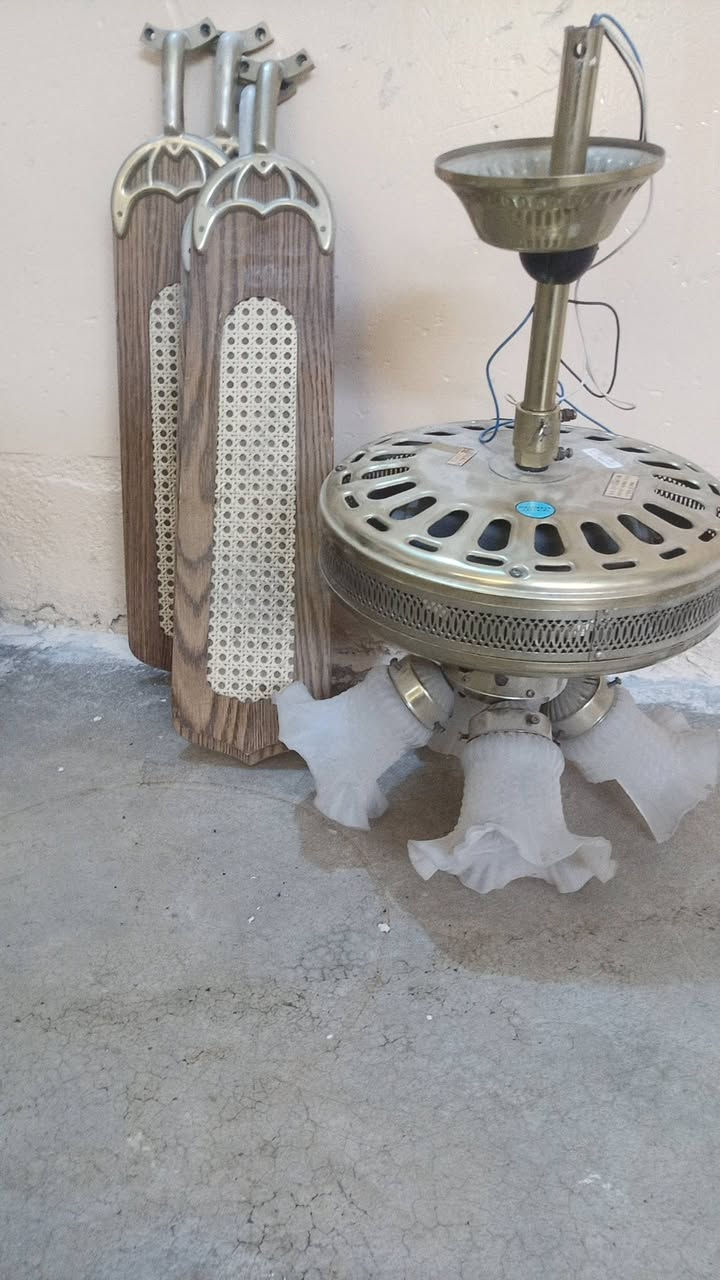 سلام عليكم مروحه سقفيه الاون جوزي اربع ريش للديكور وشرط شغاله زائد براد مي شغال ونضيف مستخدم شهرين وجديد للتواصل واتساب ***********
