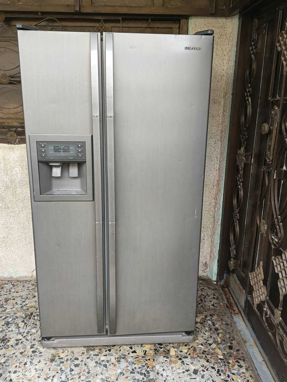 ثلاجة و مجدة سامسونج  السعر 200الزعفرانية دور الصحة الأولى للتواصل ***********
