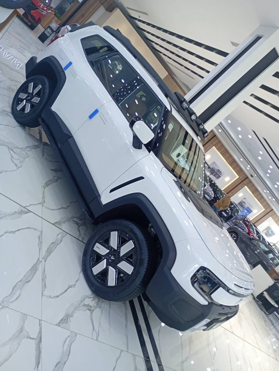 شانجان ديبال G318 REEV هي سيارة SUV كهربائية ممتدة المدى (reev) تتميز بقدرات دفع رباعي قوية بفضل نظام الدفع الرباعي الكهربائي ومولد كهربائي، وتجمع بين الأداء القوي (تصل لـ 316 كيلوواط) ومزايا الأوف-رود (خلوص أرضي مرتفع، قدرة خوض عميقة)، مع نظام تعليق ذكي (هواء و CDC)، وقدرات تفريغ كهربائية، ومقصورة مجهزة بالكامل، وتتوفر بميزات مثل القفل التفاضلي وأنظمة مساعدة السائق
+2
ميزات إضافية
قدرة سحب تصل إلى 1600 كجم
خيارات لملحقات خارجية (، كشافات إضافية).

للأستفسار اكثر زياره موقعنا الكائن 
بغداد سريع الدوره مجاور محطه وقود شواطى دجله 
مستشارة المبيعات 
*********** 📞📱
