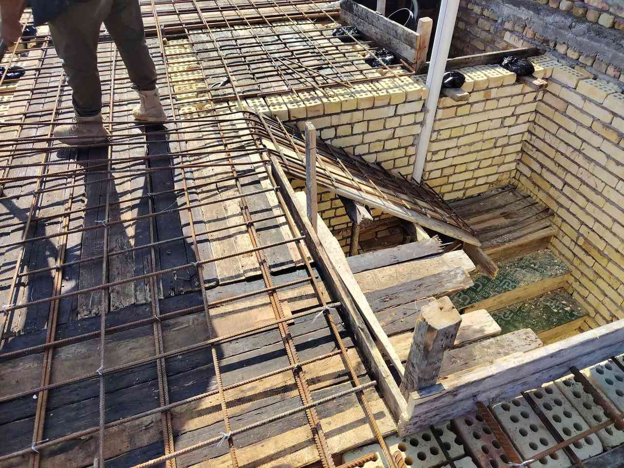 بيت ٥٠ هيكل كامل نزال ١٢ بناء درجه اولى شبابيك وبيبان فقط
ارضيه صب رفت مسلح حمام خارجي استقبال مطبخ ع حولي درج منور حمام داخلي وغرفه منام مدفوع المخالفات رقم القطعه ٥٩١٥ ع شارع تبليط خلف عماره ابو دريد السعر المطلوب ٢٨ / ***********
