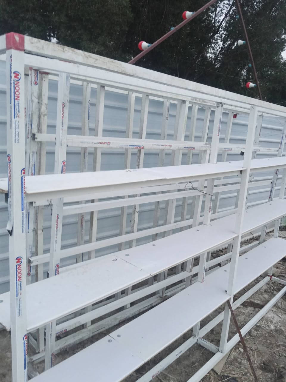 رفوف المنيوم عدد 3
ممتازة وخدمية تصلح عوارض اسواق ورفوف 
السعر الرف ب 30 
عنوانهن حي الفرات 
الرقم ***********
