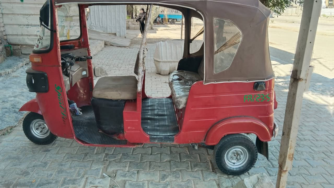 سلام عليكم تكتك باجاج موديل 18 غراض كامله سعر3200 الاتصال على الرقم ***********
