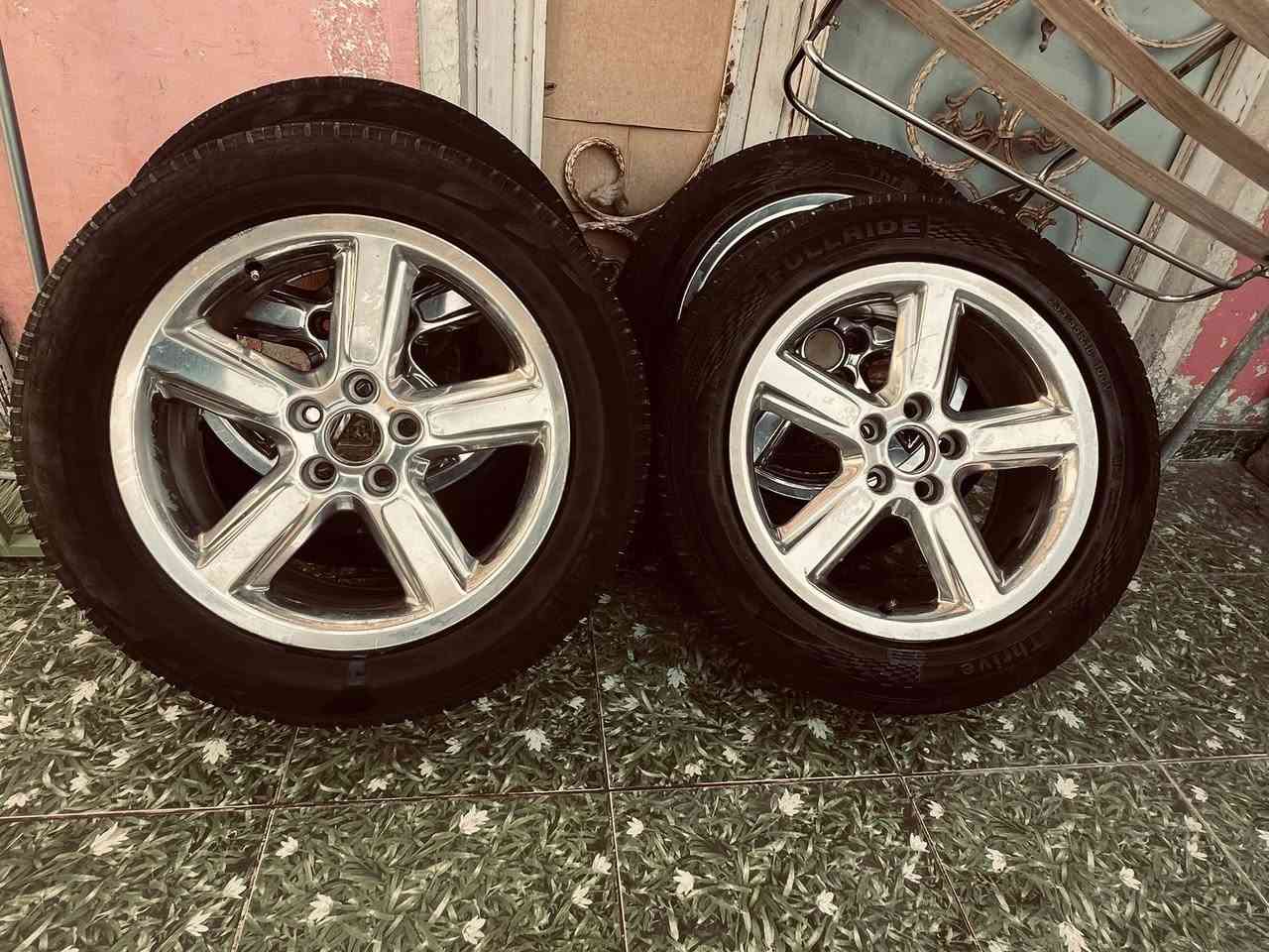 قياس ١٨ يرهم كوري وياباني وامريكي فورد شوفر وعلى اغلب السيارات تقريبا
مع تخم تاير حجم ١٨ ٢٣٥ ٥٥ 

انتاج ٢٤

التايرات زوج جدد وزوج بيهن ملاحظة

الويل بدون عواج او تصليح او لحيم 

واحد منهم صارله فوك السنة بي فطر كلش ناعم وممأثر على شي والباقيات نضافتهن كدام العين 

حتى بلنص ماخذلهن مع حساسات 

السعر ٢٥٠ وبي مجال 

***********

مكان الدورة ابودشير
