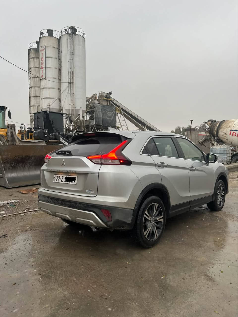 Mitsubishi eclipse 2023 فوول ماصفات
سەیارەکە بۆنیدی سبوغە لەگەڵ نیو چاملغی پێش و پشتی کەپسە بێ داخلی بێ شاصی ئێرباگ بەس سوکانی تەقیوە بیلادی لۆی داندرایتەوە شەریکە 
دەبل ئەکسلە
ماصفات: ئاوێنە شەفەتە خەتی جادەی رادار کوشین جلدە کوشین ئیتەرە کامیرەیە پێش و پشت بەسمەیە برێک بەسمەیە مەکینە ١.٥ تۆربۆیە 
٦٦ هەزار کم رۆشتووە
سحری ١٤٣ مەجالێ کەم 
*********** أربيل, العراق
