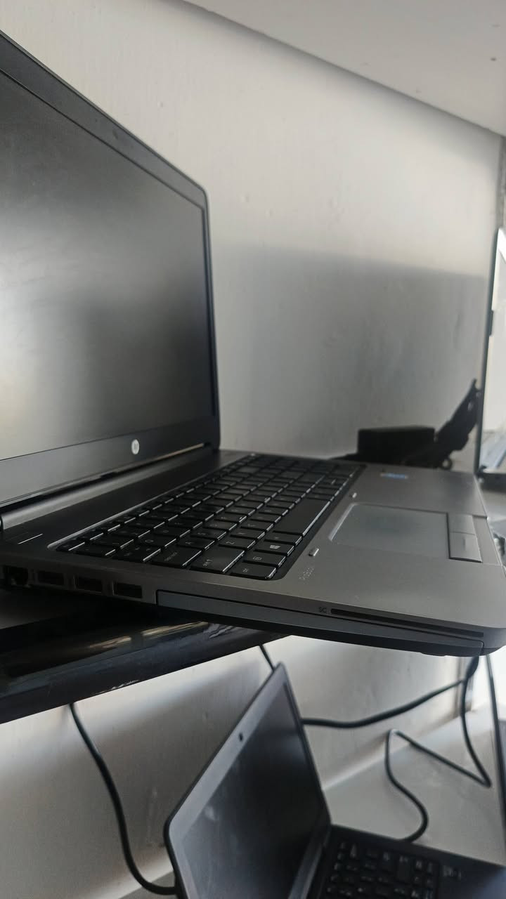 ​🛑 صيد الثمين! لابتوب Core i7 بسعر ما يتفوت! 🔥👇
تبحث عن لابتوب سريع، يتحمل الشغل، وبسعر على قد الإيد؟ مكتب محمد الصباح جابلك الحل المثالي!

​جهاز HP العملاق بمعالج HQ القوي، مخصص للأداء العالي والدراسة والأعمال المكتبية والتصفح السريع.

​🚀 ليش هذا الجهاز هو اختيارك الصح؟

​المعالج: Core i7 فئة HQ (أداء قوي جداً يختلف عن المعالجات العادية).

​السرعة: هارد 256GB SSD يخلي الجهاز يشتغل بثواني وبدون أي تعليق!

​الرام: 8GB لتشغيل عدة برامج بنفس الوقت بكل سلاسة.

​الشاشة: 15 بوصة مريحة جداً للعين أثناء الدراسة أو مشاهدة الأفلام.

​الحالة: نظافة الجهاز ممتازة والبطارية بحالة جيدة جداً وجاهزة للاستخدام.

​💵 السعر صدمة!

​165 ألف دينار عراقي فقط! 💥 (أقوى مواصفات بأقل سعر بالسوق).

​📍 تفضلوا بزيارتنا أو الحجز الآن:

​📞 رقم الهاتف: ***********

​🏢 العنوان: مكتب محمد الصباح للحاسبات | تلعفر - حسنكوي - مقابل ستوديو مي.

​الكمية محدودة جداً.. الحق على رزقك ونورنا بالمكتب! 🛒✨
