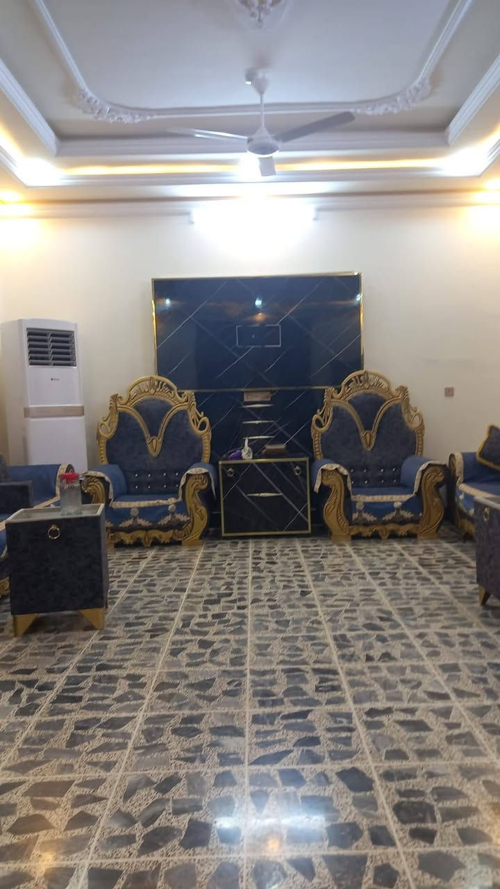 دار المساحه ٢٥٠ متر للبيع مكون من طابقين والثالث صاله كبيره يوجد ٥ غرفه نوم الجغيفي الثانيه قرب أسواق جنه السعر ٢١٥ مليون وبها مجال للتفاوض كورك *********** اسيا *********** اسماعيل الجميلي للعقار الجغيفي الثانيه عبور الجسر الجغيفي
