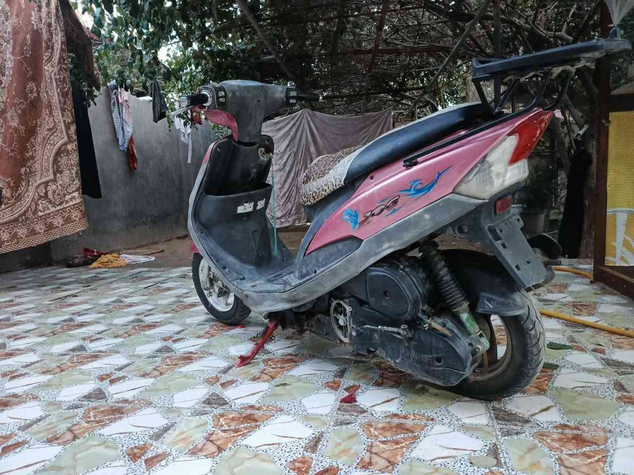 ماكس منغولي للبيع كرهبائياتهه طافيه بس ال لايت ول بك لايت يشتغل باتري جديد دبلات ال اماميه تعبانه اب ٣٠٠       ***********
