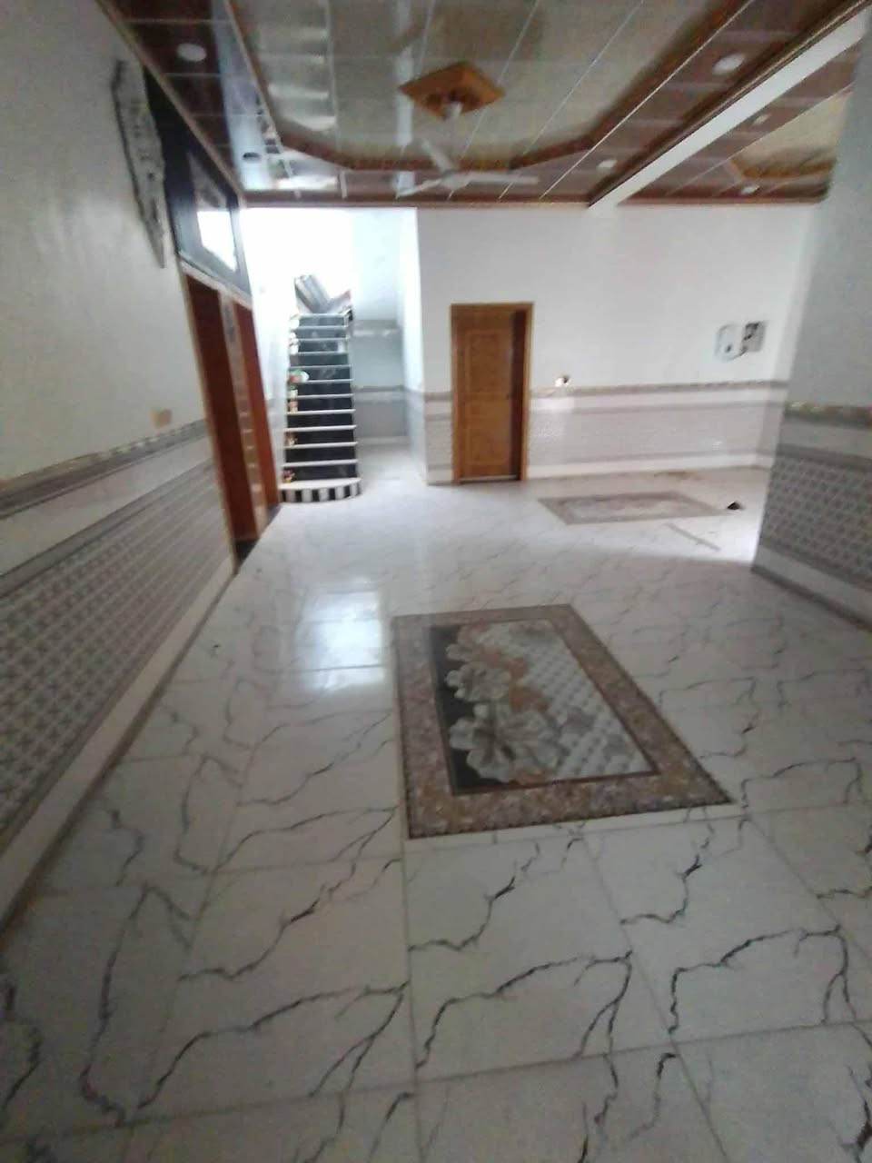 بيت للبيع في الجزره مساحه 400 متر بناء جديد 
يحتوي عل 2 اغرف براني مطبخ حمامات داخليه خارجيه وبسعر مناسب للاستفسار مراجعه مكتب الكيان ‭0780 962 8310‬
