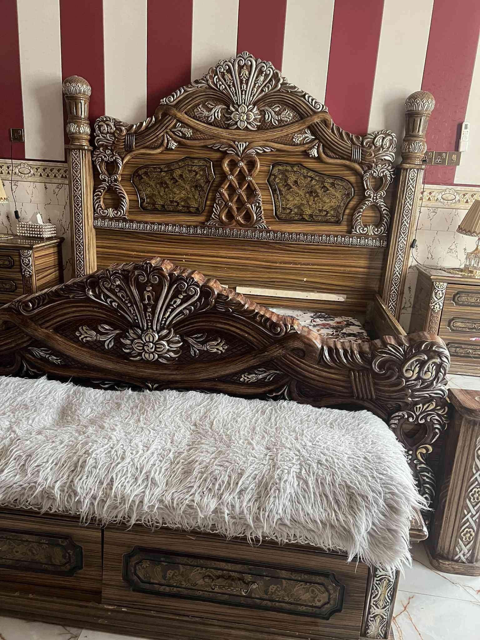 غرفه تركي للبيع سعر ٣٥٠ وبيه مجال
 *********** بي واتساب
