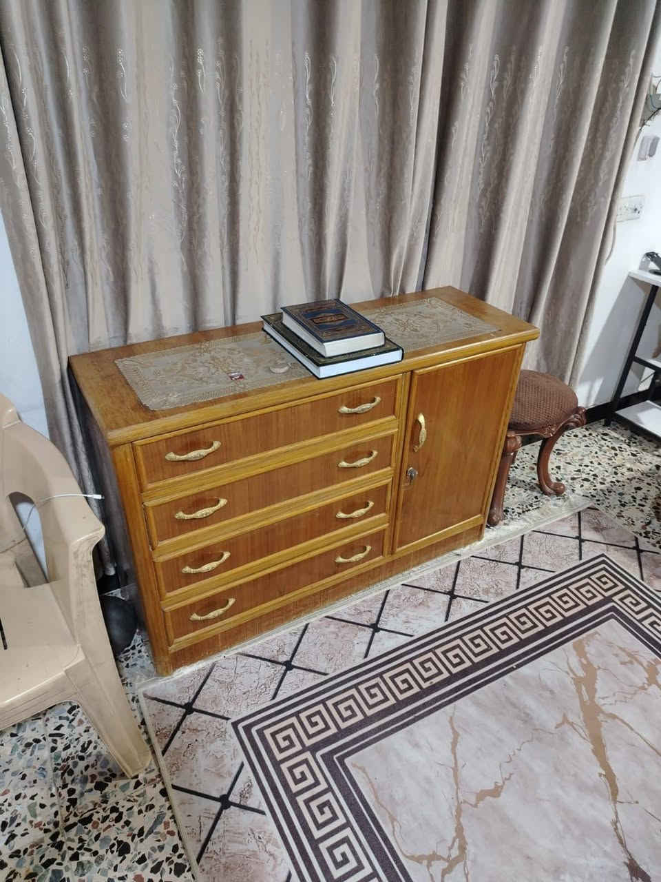 سلام عليكم من رخصت الادمن  غرفه صاج داخل اوخرج تزكام لغرفه نظاف 100/90لسعرمليون وتلث ميه بيه مجال قليل حك لجيه مكان لغرفه بغداد العبيدي حي الرئاسه علمن لغرفه راعيه امسكمه علا يده بتلث ملايين اوتلث ميه اني امكلف بلنشرهاذ رقم صاحب لغرفه *********** مع تحياتي للجميع
