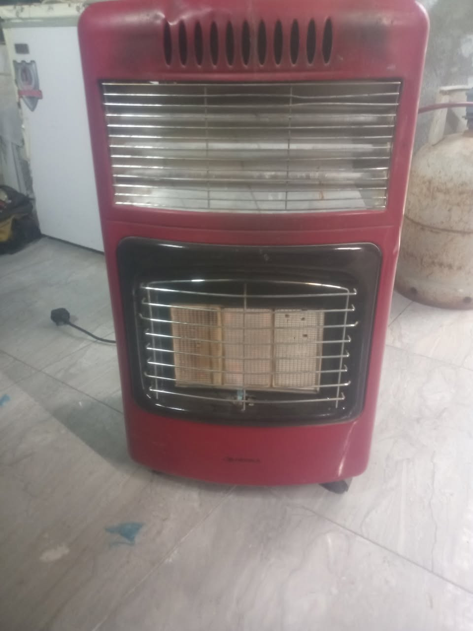 صوب شغل فول غاز كهرباء سعر 50. كونتر تسكام مترين مثل ما واضح  سعر 180. مجمد حجم  14قدم سعر 100بابل يوجد توصيل ***********
