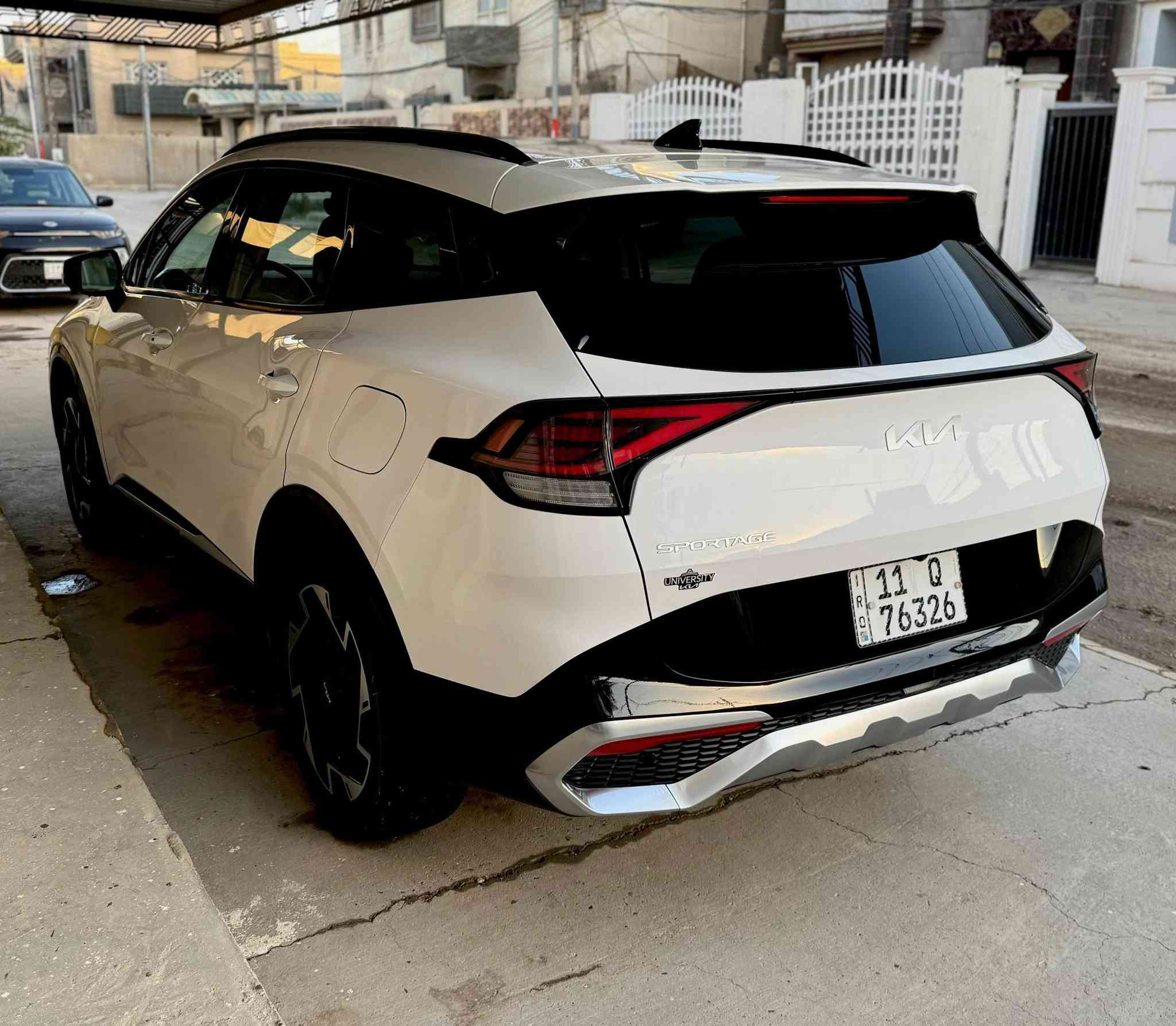 السلام عليكم
كيا سبورتج..2023.. برستيج...

ماشية .30. 
امريكي
 حادثه بنيد نفسه مصلح ومصبوغ 
والجاملغ بارد 
راديترات بلاديه بدنه شاصي فخذه كفالة.
البرستيج موصفاتة معروفة.
4 كامرات 
شاشه جبيره ذكيه متغيره 
تدفئه تبريد كشنات 
جنطه كهرباء 
كراسي كهرباء 
ذاكرةكراسي 
وهواي مواصفات بيه 
رقم بغداد انكيلزي تحويل مباشر
مكان السياره بابل.  الكرامة..
السعر 228 مجال جدا بسيط.
***********
