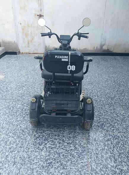 السلام عليكم دراجه شحن للبيع نضيفه ماناقصها شي بطاريات جدد السعر 600 وبيها مجال العنوان البصره الدير النشوة رقم الهاتف ***********
