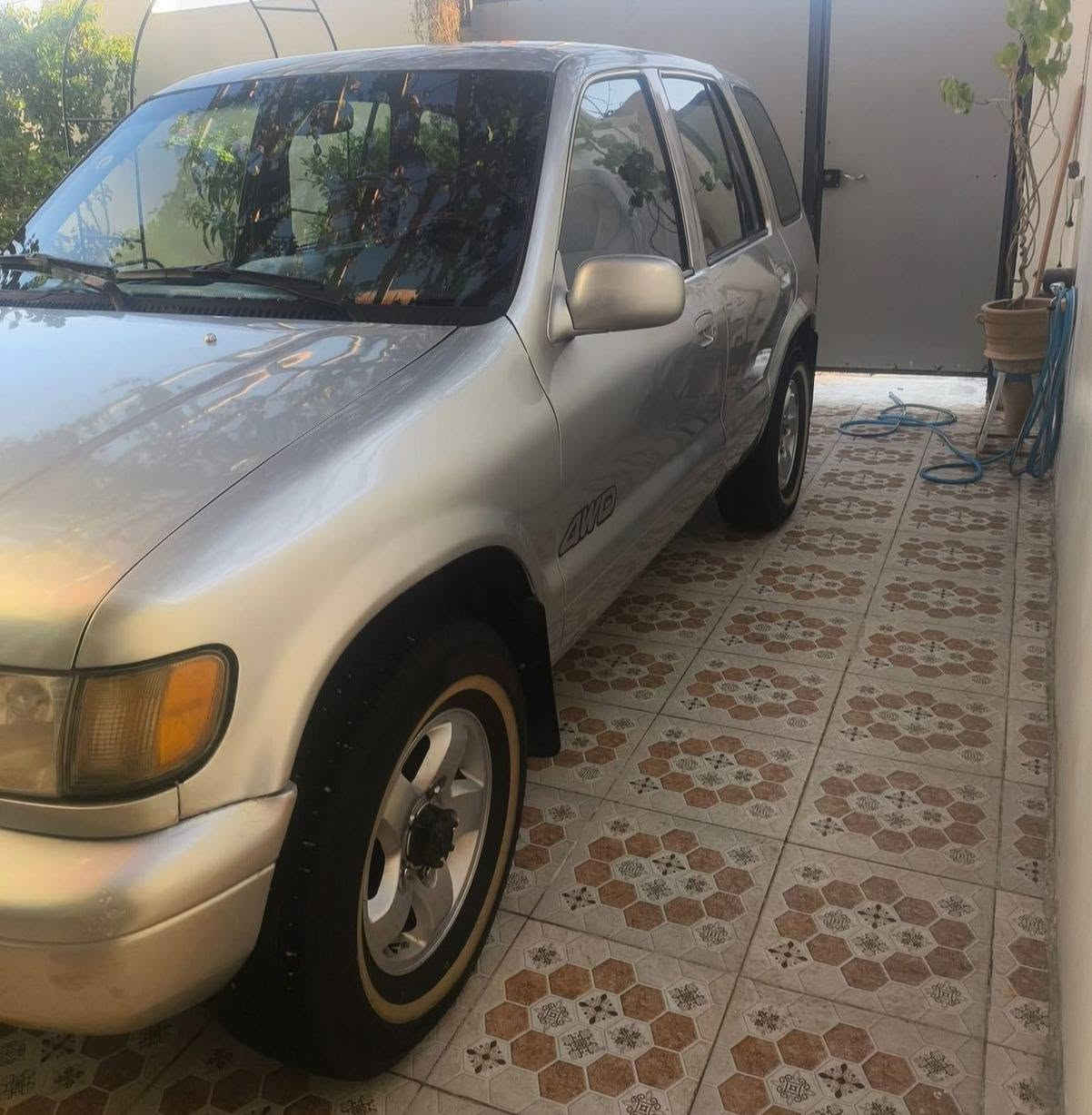سبورتج 2001
مكفولة من الضربة
السيارة بلادية جداً 
كير ومكينة مكفولات 
تبريد ثلج 
رقم بغداد ب اسمي تحويل ثاني يوم 

***********
سنوية ورقم انكليزي جديد

🟩علق سوف يوصلك الرسائل سعر
