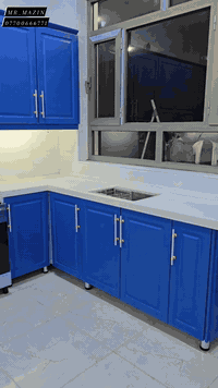 الأناقة تلتقي بالعملية في قلب بيتك ✨.. مطبخ باللون الأزرق الملكي بتصمي...