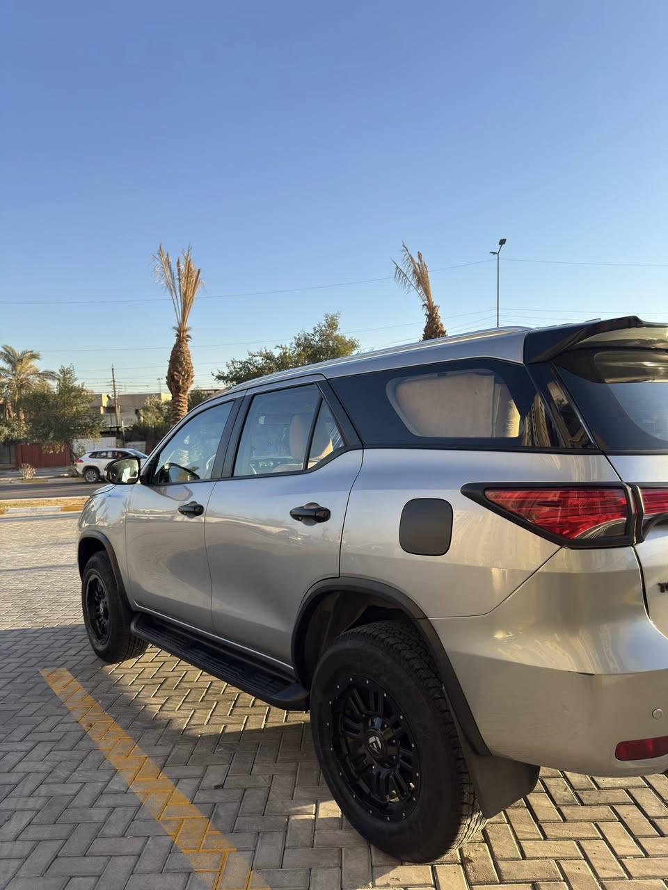 السلام عليكم ورحمة الله وبركاته 
فورچنر 2016 خليجي 
مواصفات
حساسات خلفي امامي
تحكم ستيرن  
كامره خلفيه دواره 
تو ويل 
تبريد مركزي 3 قطع 
مكينه 2.700    4 سلندر 
دواخل مخمل 
نظام ECO
نظام POWER 
الممشى -  190 الف كيلو 
قطعه واحد صبغ فقط 
 رقم بغداد تحويل مباشر 
رقم جديد  
السونار مرفق بلمنشور
للأستفسار/ ***********
