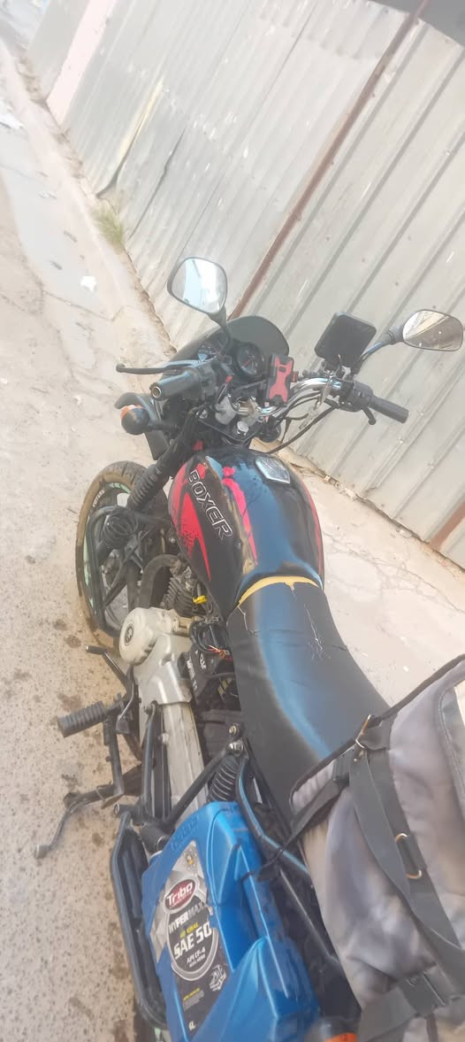 السلام عليكم دراجة بوكسر نضيفه حيل كلش بلاديه موديل 22 مرقمه رقم بغداد نكليزي بسمي الدراجة كبل احولك الدراجة بلاديه عل وضع الشركه شلعة معدل  مكان الدراجة بغداد الحريه لاستفسار ***********
