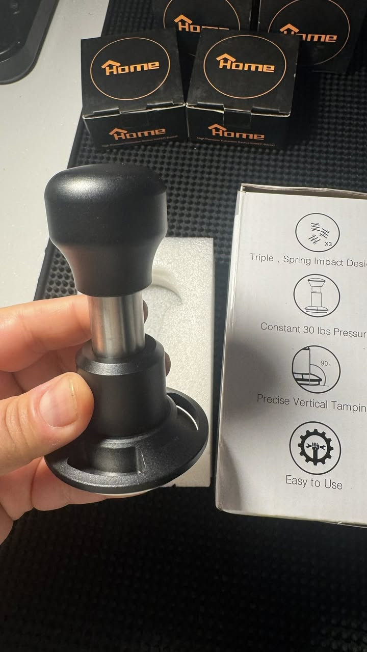 السلام عليكم
تامبر ضغط ثابت  قياس 51 / 58

تصميم بضغط ثابت: يوفر ضغطاً يبلغ 30 رطلاً (13.6 كجم) لضمان استخلاص متساوٍ للقهوة.
ثلاثة زنبركات: يحتوي على تصميم ثلاثي الزنبرك لضمان توزيع الضغط بالتساوي.
كبس عمودي دقيق: يساعد على تحقيق زاوية 90 درجة عمودية دقيقة لتحسين جودة القهوة.
سهل الاستخدام: مصمم لتوفير راحة وسهولة أثناء عملية الكبس.
السعر 35 الف 
يوجد توصيل 
التواصل خاص


**إذا كنت صاحب هذا الإعلان وتريد حذفه لأي سبب، رجاءا أرسل رسالة إلى الدعم الفني**